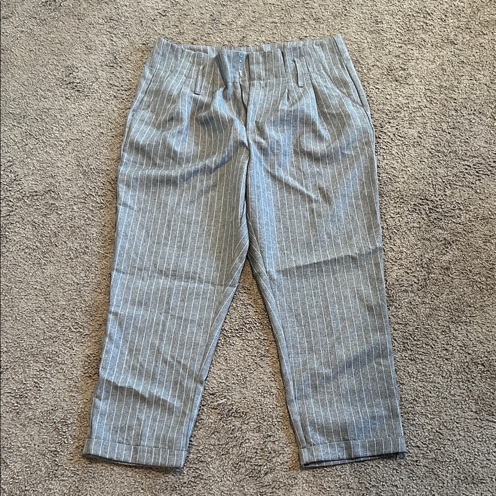 Indigo Rein Women's Gray Pinstripe Cropped Pants